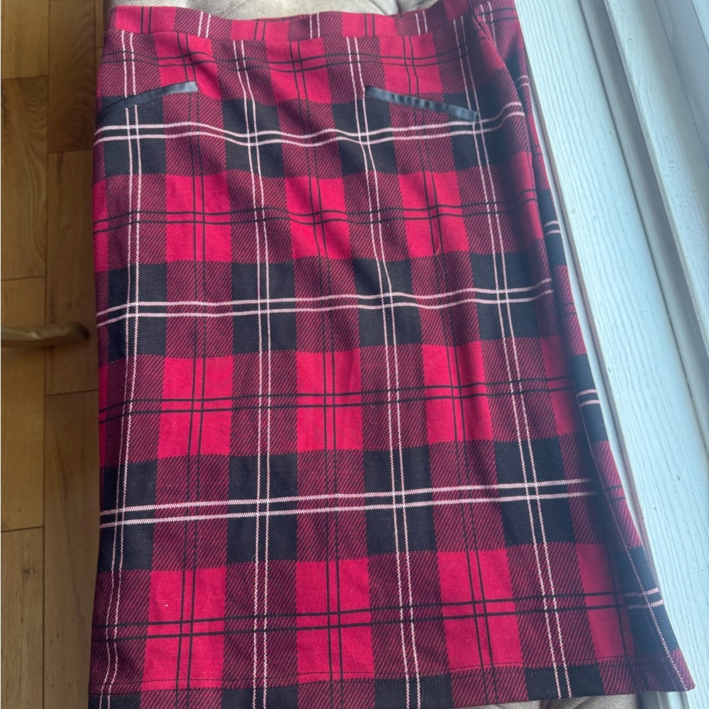 Chic Plaid Pencil Skirt in Red and Black